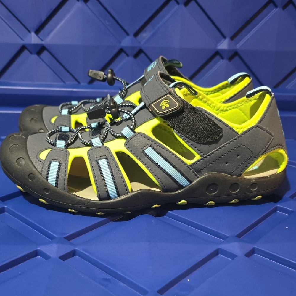 Kamik Kids' Crab Water Sandals-Youth Size 7-Used